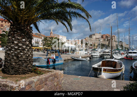 Skyline,front de mer et port de plaisance de Cavi, une ville médiévale en Corse, une île française au large de la côte sud de la France dans la Méditerranée. La Corse est un Banque D'Images