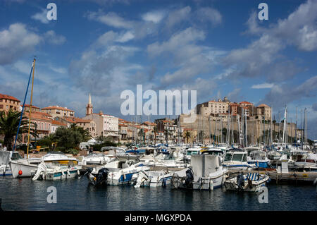 Skyline et marina de Cavi, une ville médiévale en Corse, une île française au large de la côte sud de la France dans la Méditerranée. La Corse est le lieu de naissance Banque D'Images