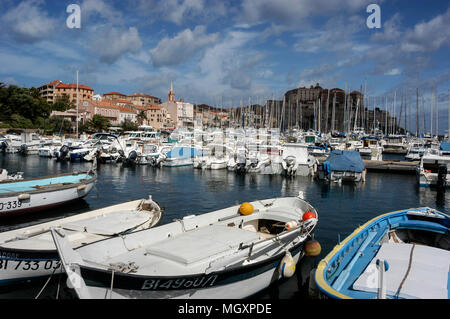 Skyline et marina de Cavi, une ville médiévale en Corse, une île française au large de la côte sud de la France dans la Méditerranée. La Corse est le lieu de naissance Banque D'Images