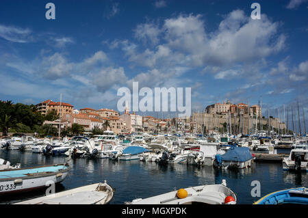 Skyline et marina de Cavi, une ville médiévale en Corse, une île française au large de la côte sud de la France dans la Méditerranée. La Corse est le lieu de naissance Banque D'Images