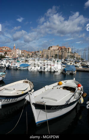Skyline et marina de Cavi, une ville médiévale en Corse, une île française au large de la côte sud de la France dans la Méditerranée. La Corse est le lieu de naissance Banque D'Images