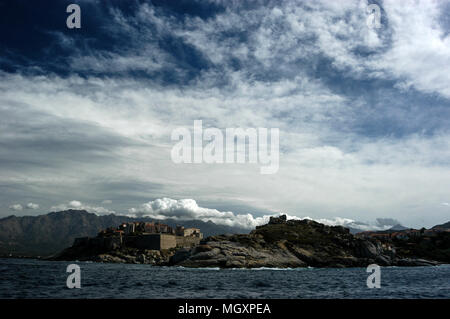 Toits de Cavi, une ville médiévale avec sa citadelle en Corse, une île française au large de la côte sud de la France dans la Méditerranée. La Corse est un birt Banque D'Images