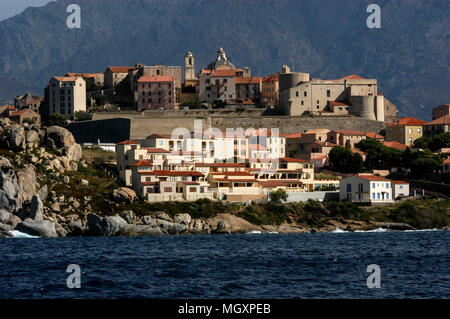 Toits de Cavi, une ville médiévale avec sa citadelle en Corse, une île française au large de la côte sud de la France dans la Méditerranée. La Corse est un birt Banque D'Images