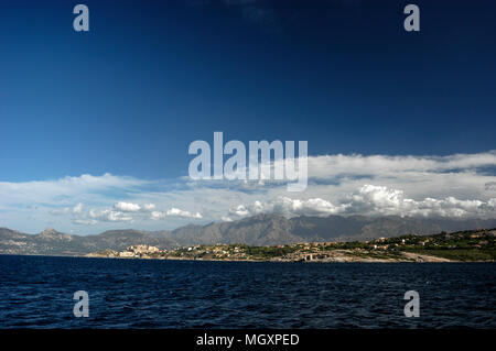 Montagne en toile avec Cavi, une ville médiévale avec sa citadelle en Corse, une île française au large de la côte sud de la France dans la Méditerranée. Corse Banque D'Images