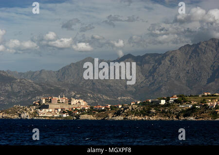 Montagne en toile avec Cavi, une ville médiévale avec sa citadelle en Corse, une île française au large de la côte sud de la France dans la Méditerranée. Corse Banque D'Images