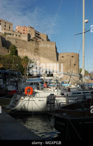 Skyline et marina de Cavi, une ville médiévale en Corse, une île française au large de la côte sud de la France dans la Méditerranée. La Corse est le lieu de naissance Banque D'Images