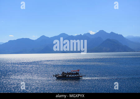 Bateau voyage dans la Méditerranée près de Antalya, Turquie Banque D'Images