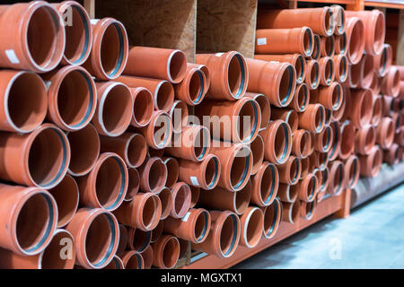 Les tuyaux d'égout dans le bâtiment Magasin. KG d'égout. Des piles de PVC et tuyaux d'eau en céramique. Banque D'Images