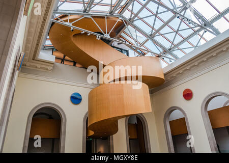 L'escalier baroque est un escalier en colimaçon en bois à l'intérieur de l'art gallery of ontario à Toronto Canada Banque D'Images