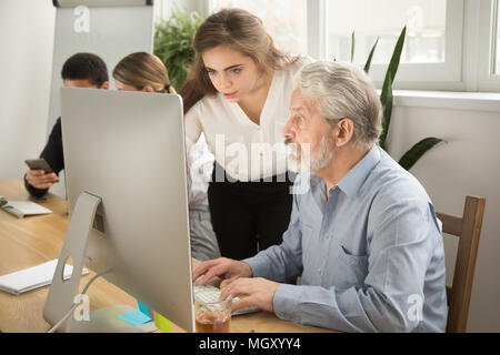 Les cadres du bureau de l'enseignement de la femme d'aider des travailleurs explainin Banque D'Images