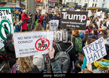 Bristol, Royaume-Uni, 04-02-17 les manifestants portant des plaques sont anti trump photographié à une marche de protestation contre le président musulman du Trump interdire et visite d'état Banque D'Images