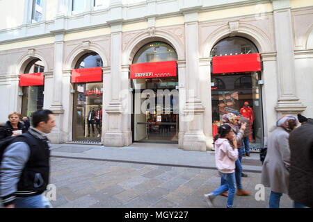 Milan, mars 2018 : Vitrine de Ferrari Boutique Galerie Vittorio Emanuele II, le centre commercial de la mode et du design capitale du monde, sur Ma Banque D'Images