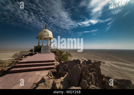 Une longue exposition d'une nuit de pleine lune avec puffy nuages au sommet d'une colline au point d'observation du Sambhar salt lake, le Rajasthan Banque D'Images