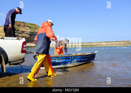 STAITHES, ANGLETERRE - 21 avril : les pêcheurs de Staithes déchargement attraper fraîchement pêché le homard. Dans la région de Staithes, Angleterre. Le 21 avril 2018. Banque D'Images