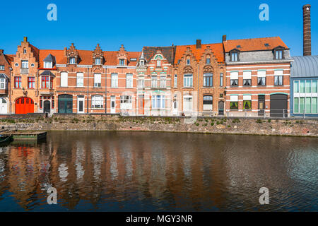 De vieux bâtiments colorés le long de canal de Bruges, Belgique Banque D'Images