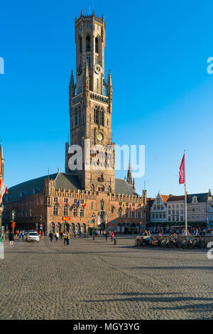 BRUGES, BELGIQUE - 22 avril 2018 : la place du marché de Bruges en plein cœur de la ville est une destination touristique populaire. Bâtiments historiques autour de la place y Banque D'Images