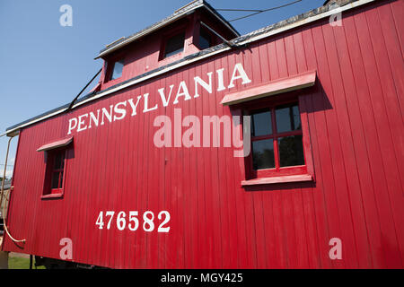 New Oxford, PA, USA - 2 juin 2012 : un fourgon de Pennsylvanie rouge sur l'affichage à la nouvelle gare d'Oxford, qui est maintenant un musée. Banque D'Images