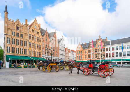 BRUGES, BELGIQUE - 23 avril 2018 : la place du marché de Bruges en plein cœur de la ville est une destination touristique populaire. Banque D'Images