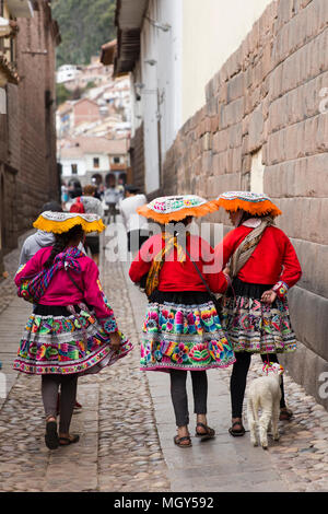 CUSCO, PÉROU - 1 janvier 2018 : Femmes non identifiées dans les rues de Cusco, Pérou. l'ensemble de la ville de Cusco a été désigné site du patrimoine mondial de l'i Banque D'Images