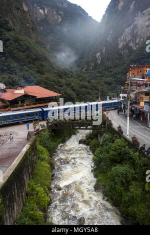 AGUAS CALIENTES, PÉROU - le 5 janvier 2018 : PeruRail train à Aguas Calientes, le Pérou. PeruRail a été fondée en 1999. Banque D'Images