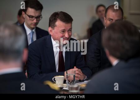 Le ministre de la Défense polonais Mariusz Blaszczak lors d'une réunion bilatérale avec le secrétaire américain à la défense, Jim Mattis au Pentagone le 27 avril 2018 à Arlington, en Virginie. Banque D'Images