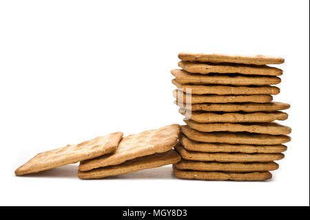 Pile de crackers sur fond blanc. Banque D'Images