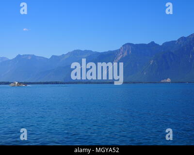 Vue panoramique du lac alpin magnifique paysage de Genève vu de la promenade dans la ville de Montreux en Suisse européenne Banque D'Images