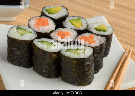 Variété de légumes traditionnels japonais sushi maki sur un plat Banque D'Images