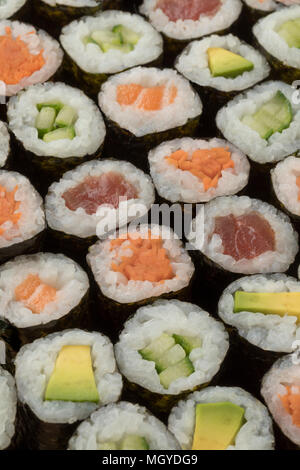 Variété traditionnelle de Japonais sushi maki full frame Banque D'Images