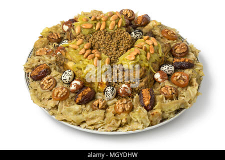 Avec le plat traditionnel de fête, Rfissa marocain servi avec sauce et decorared avec des oeufs de cailles, graines, fruits et noix isolé sur fond blanc Banque D'Images