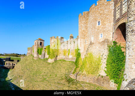 L'Angleterre, le château de Douvres. Mur rideau extérieur de la porte de l'agent de la tour du Trésorier montrant et Godsfoe Tower. Fossé sec, soleil, ciel bleu. Banque D'Images