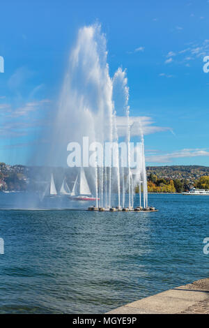 Une fontaine et des bateaux sur le lac de Zurich en Suisse. La photo a été prise à partir de la ville de Zurich au début d'octobre. Banque D'Images