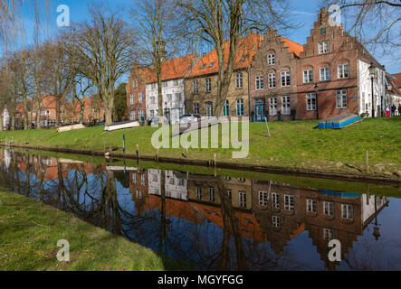 Maisons à pignons sur la place du marché dans son 'Néerlandais' ville avec ses canaux, la ville de Friedrichstadt, Schleswig-Holstein, Allemagne, Europe Banque D'Images