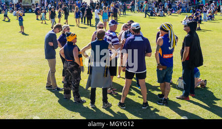 AFL Australian Rules Football fans aller au premier derby de Fremantle Dockers et West Coast Eagles à l'extérieur du stade d'Optus, Perth, WA, Australie. Banque D'Images