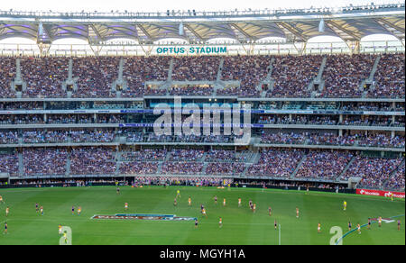 Les équipes de l'AFL Fremantle Dockers et West Coast Eagles jouer leur Football australien, premier derby au stade d'Optus, Perth, WA, Australie. Banque D'Images