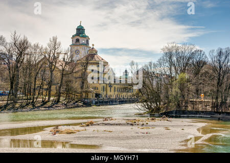 MUNICH, ALLEMAGNE - le 4 avril : La rivière rnai circulant dans Munich, Allemagne le 4 avril 2018. Banque D'Images