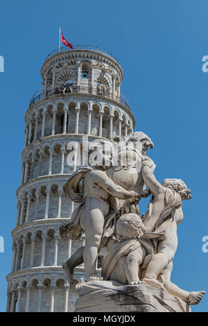 Détail de la Fontana dei Putti avec la tour de Pise sur la Piazza dei Miracoli, Pisa, Italie Banque D'Images