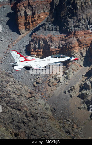 Siège double United States Air Force Lockheed Martin F-16D Fighting Falcon de l'USAF Thunderbirds' 'volant bas par Rainbow Canyon, en Californie. Banque D'Images