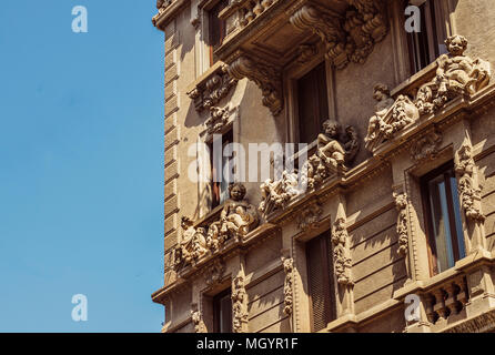 Close up de la façade de l'immeuble traditionnel y compris des ornates enfants angéliques Banque D'Images