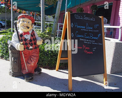 La figure du golfeur et Promotions Board à l'entrée d'Ellie 50 ans dîner à Delray Beach, Florida, USA, 2017 © Katharine Andriotis Banque D'Images