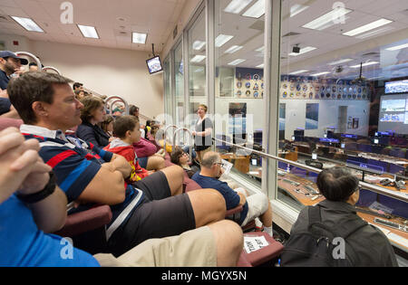 Les visiteurs lors d'une visite du centre de contrôle de mission, NASA Johnson Space Center, Houston, Texas, USA Banque D'Images