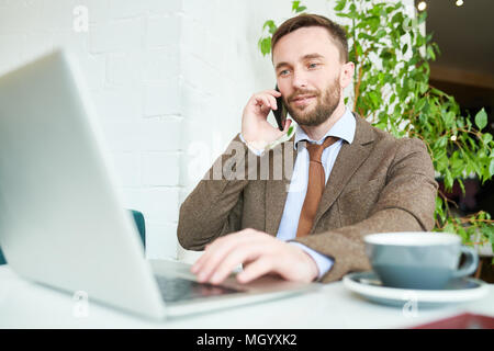 Handsome Businessman parlant par téléphone Banque D'Images