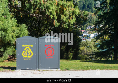 Les bacs de recyclage pour le plastique le verre et le papier aussi l'enfouissement des déchets de recyclage en jardins de Queenstown Queenstown ile sud Nouvelle zelande nz Banque D'Images