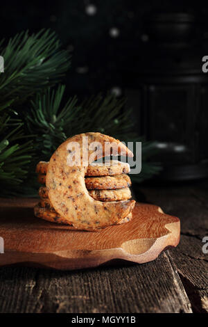 Avec morceaux de chocolat sablés, cookies en forme de croissant Banque D'Images