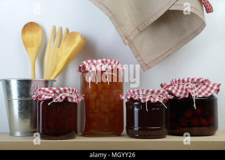 Pots de confiture faite maison sur une étagère Banque D'Images