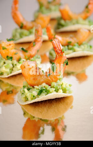 Collation de chips de remplissage avec de l'avocat et crevettes sautées aux herbes aromatisées. Banque D'Images