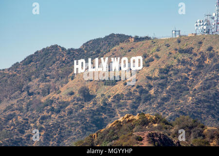 Los Angeles, Californie/Etats-Unis - le 3 octobre 2015 : sur un ciel voilé dans l'après-midi le soleil californien se trouve le célèbre panneau Hollywood. Banque D'Images