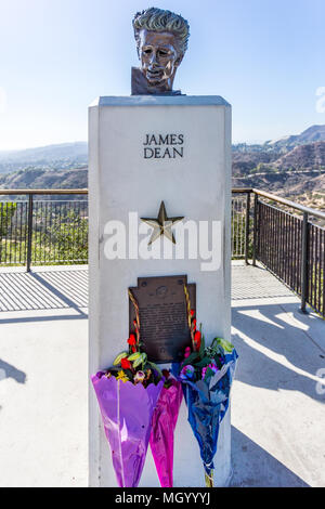 Sous le soleil de Griffith Park se trouve un buste de James Dean, à l'extérieur de l'Observatoire de Griffith. Banque D'Images