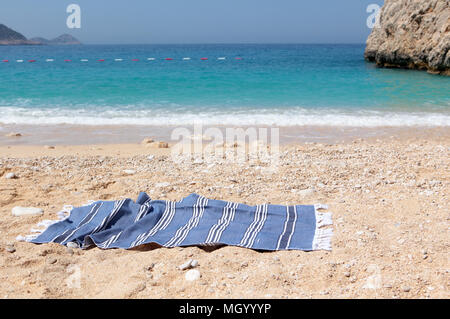 Tapis bleu sur la plage de Kaputas en Turquie Banque D'Images