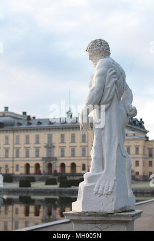 Statue classique contre le Château de Drottningholm, Stockholm, Suède Banque D'Images
